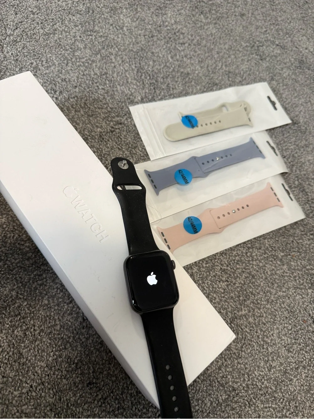 Apple Watch Series 4 (44mm) - with 3 additional bands (42/44mm)